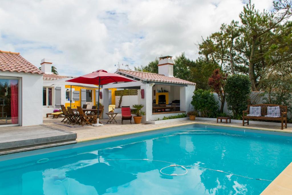 a home with a swimming pool and a house at Les Yeux Bleus Bed &amp; Breakfast in Noirmoutier-en-l&#39;lle
