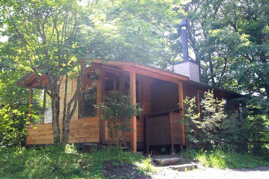 eine Holzhütte mitten im Wald in der Unterkunft Kitakaruizawa Sweet Grass - Vacation STAY 82370v in Kita-karuizawa