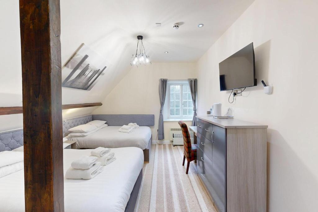 High Tor Hotel - Vierpersoonskamer Met Bad
