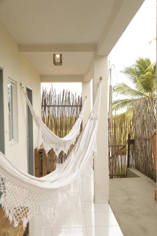 a hammock in the hallway of a house at CasaMar Guriú in Guriú