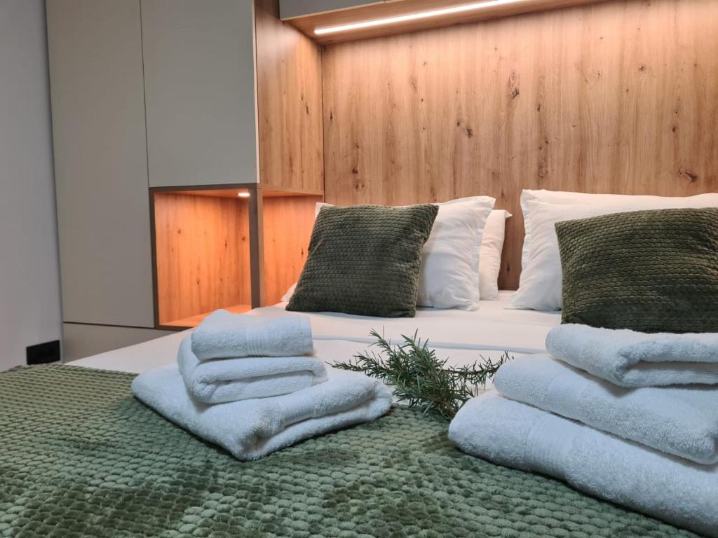 Un dormitorio con una cama con toallas. en Botanica House Krk, en Njivice