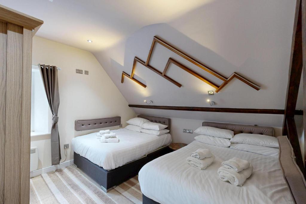 High Tor Hotel - Vierpersoonskamer Met Douche