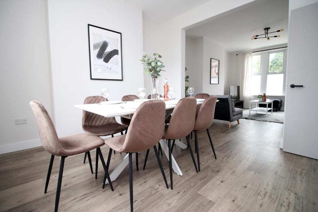 Posezení v ubytování Large 5 Bedroom House - Harlequin Gardens - Parking - WIFI