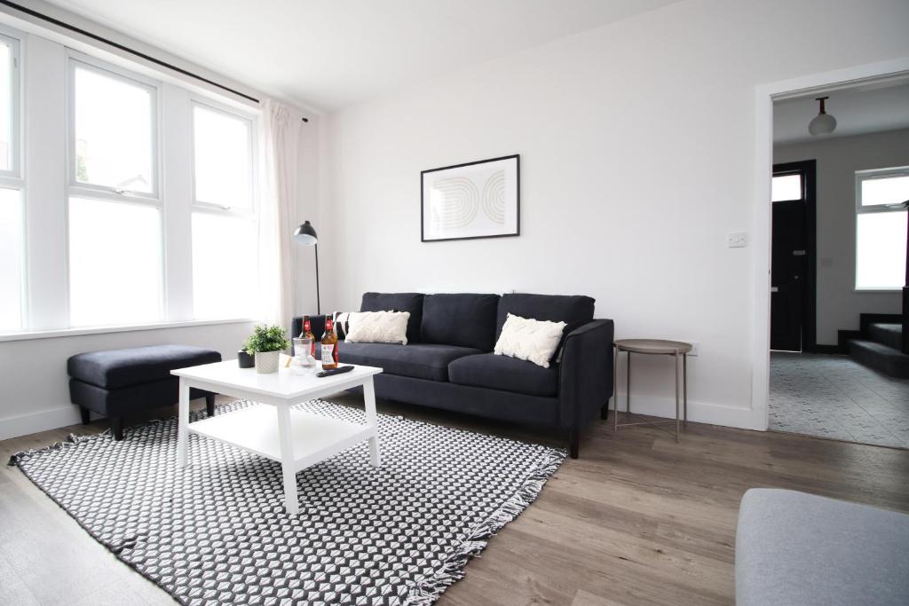 Posezení v ubytování Large 5 Bedroom House - Harlequin Gardens - Parking - WIFI