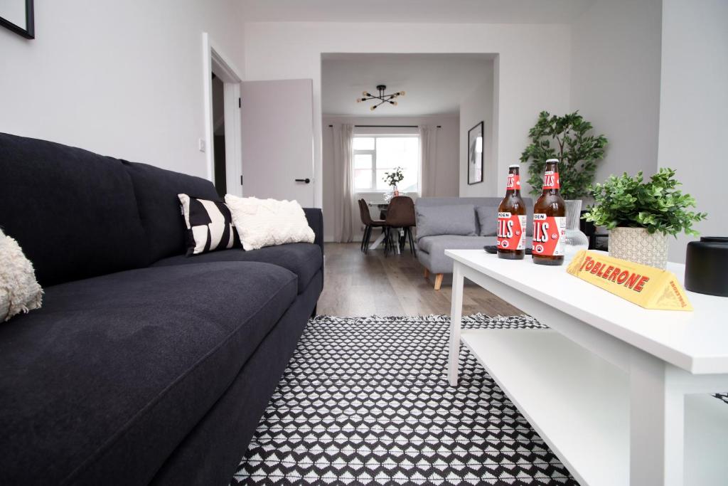 Posezení v ubytování Large 5 Bedroom House - Harlequin Gardens - Parking - WIFI