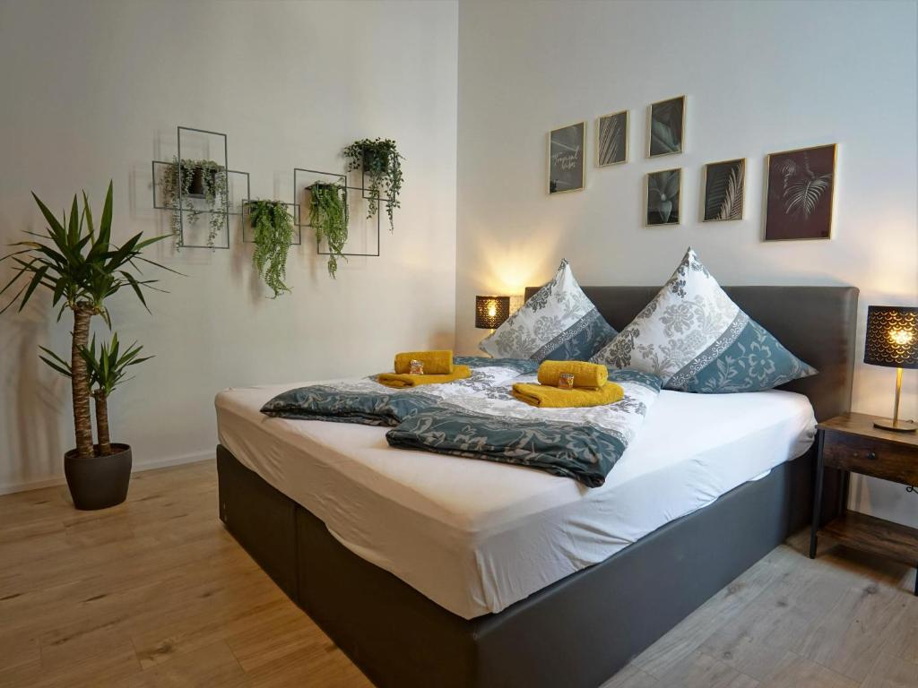 een slaapkamer met een bed met twee gele kussens bij Hogulu - STILVOLL UND ZENTRAL - 3-RAUM Appartement 1 in Brandenburg an der Havel