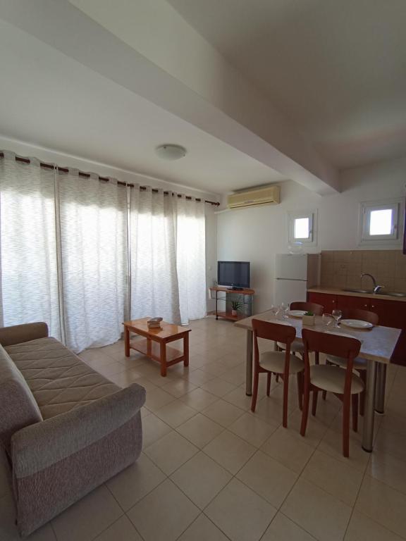 Telewizja i/lub zestaw kina domowego w obiekcie ARTEMIS beach studios