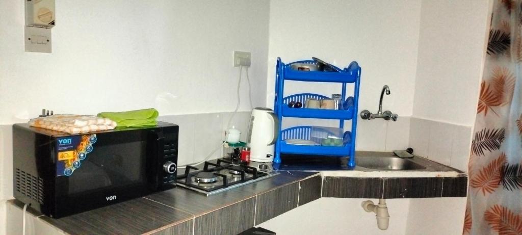 Kuchyň nebo kuchyňský kout v ubytování Royal Palms Apartment A2