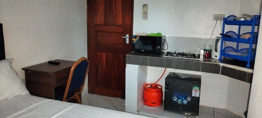 Kuchyň nebo kuchyňský kout v ubytování Royal Palms Apartment A2