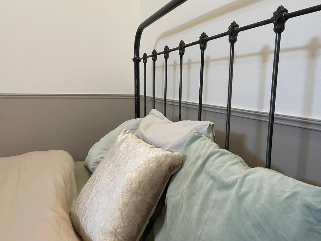 un lit avec deux oreillers dessus dans l'établissement Chambre XL, bureau & salle de bain privative - Centre ville de CREIL, à Creil