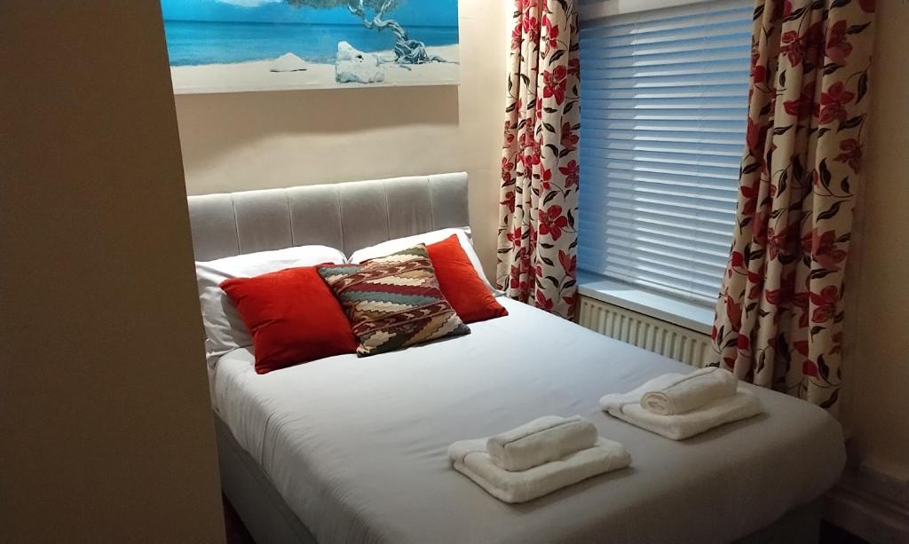Ένα ή περισσότερα κρεβάτια σε δωμάτιο στο Stratford House Holiday Apartments