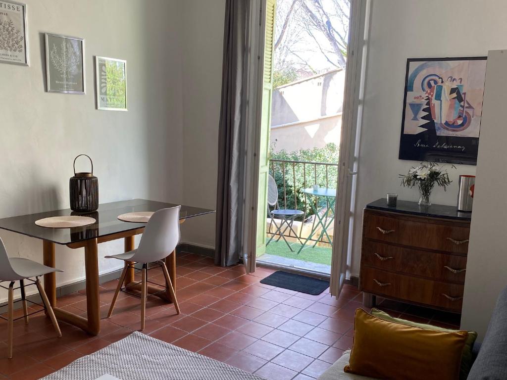 TV a/nebo společenská místnost v ubytování Studio avec balcon sur cour
