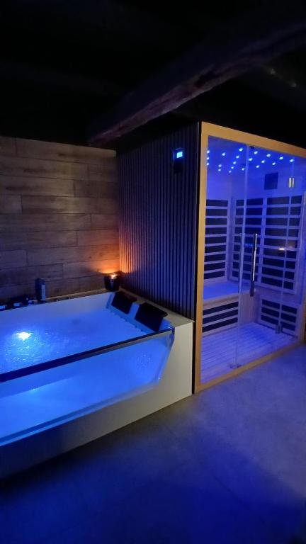 Ảnh trong thư viện ảnh của Love room Saphir- Balnéo & Sauna Privés ở Oberbetschdorf