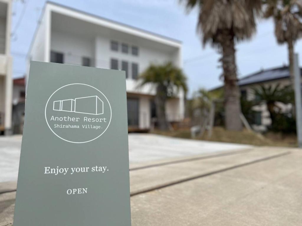 ein Schild auf einer Straße vor einem Gebäude in der Unterkunft Shirahama Village - Vacation STAY 53444v in Minamiboso