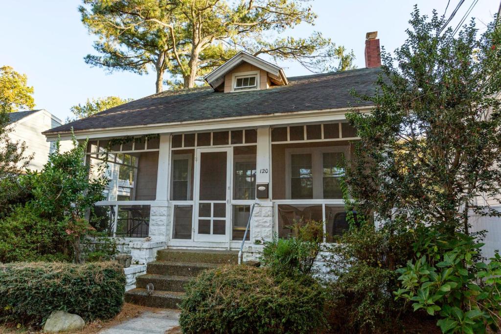 Το κτήριο όπου στεγάζεται  η παραθεριστική κατοικία