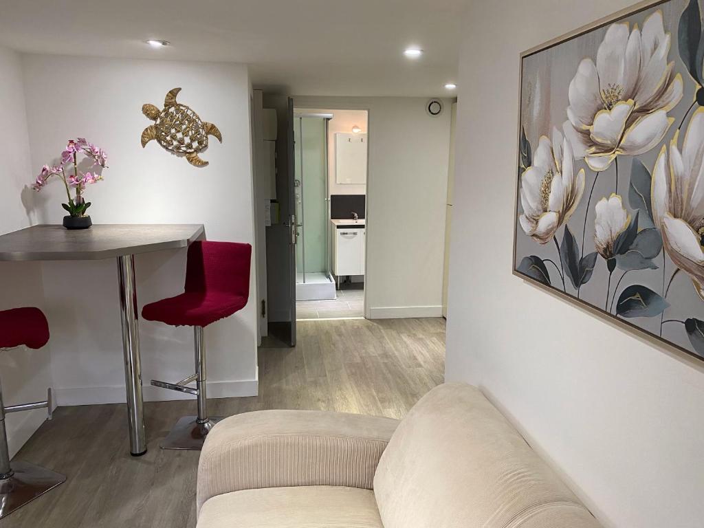 un salon avec un canapé et une table dans l'établissement Joli appartement, à Aytré