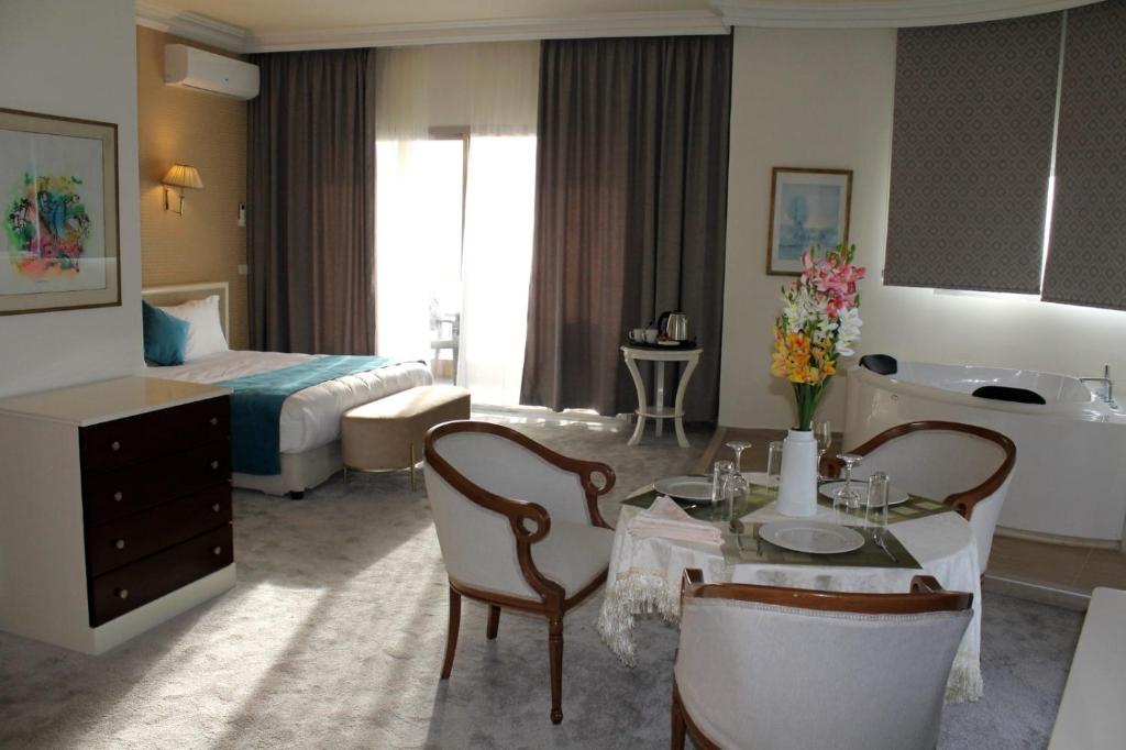 Postel nebo postele na pokoji v ubytování Hotel Méditerranée Beyrouth