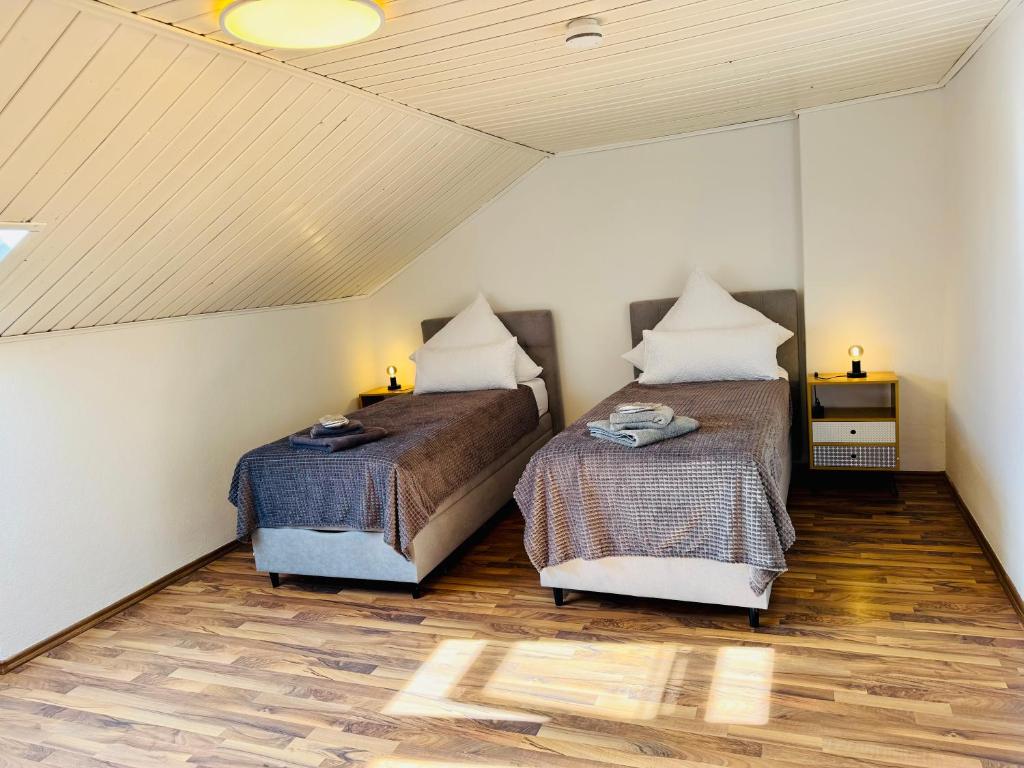 Postel nebo postele na pokoji v ubytování Lion Flat 2 Zimmer Wohnung in Vohburg mit Büro