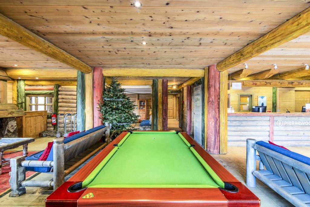 Biliardový stôl v ubytovaní Résidence Le Roselend - maeva Home - Appartement au pied des pistes 3 Pièces 6 Personnes - Sélection MAE-4663