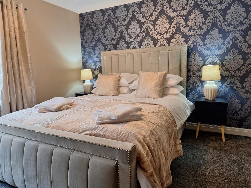 En eller flere senge i et værelse på Old Coach House Apartment with Garage