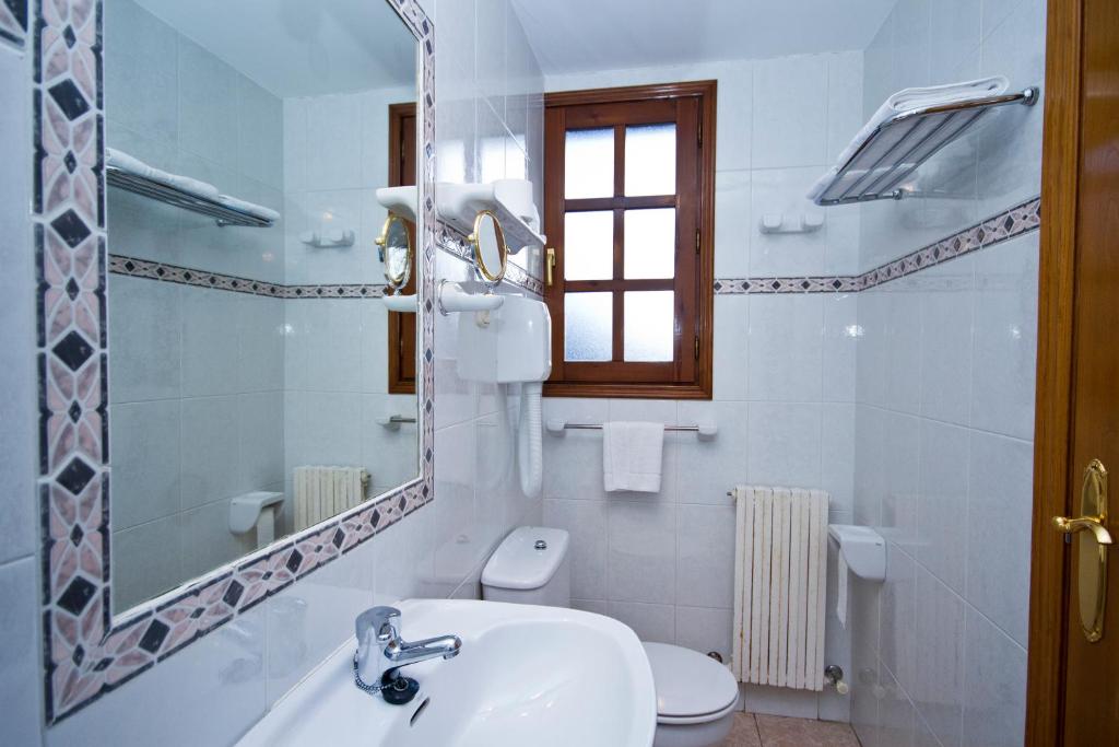 Hotel Ballarin - Single Room With Private Bathroom