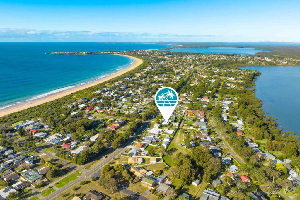 un globo aerostático sobrevolando una playa con casas en The Salty Deck - Pet friendly & 200m to beach, en Culburra Beach