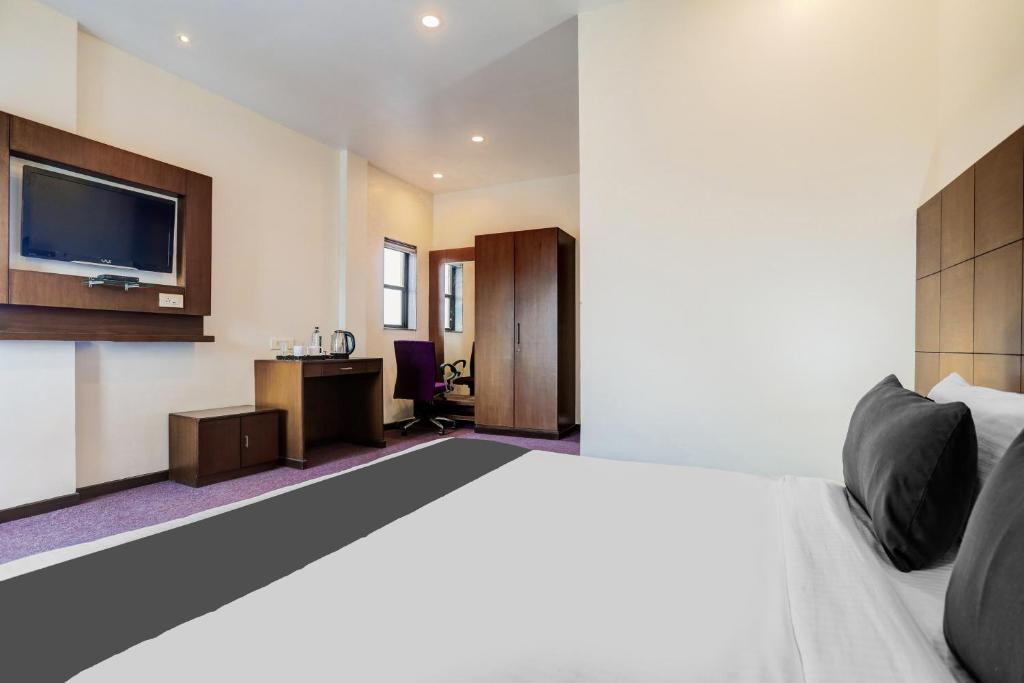 Postel nebo postele na pokoji v ubytování Super Townhouse Oak Ramdaspeth Downtown