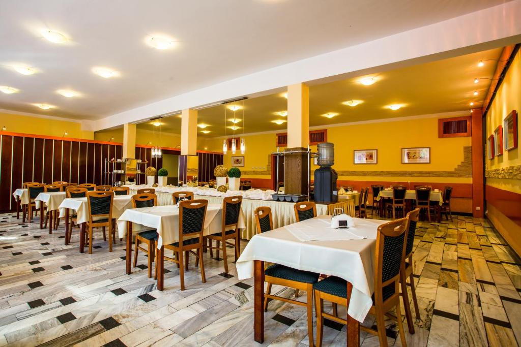 Reštaurácia alebo iné gastronomické zariadenie v ubytovaní OW Inter Piast Kalbornia - z własną plażą z kąpieliskiem i przystanią
