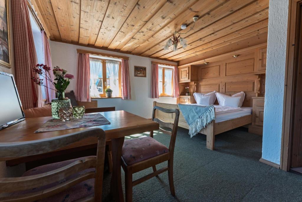 Postel nebo postele na pokoji v ubytování Ferienwohnungen Chiemgau