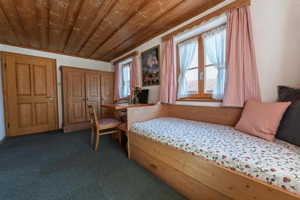 Postel nebo postele na pokoji v ubytování Ferienwohnungen Chiemgau