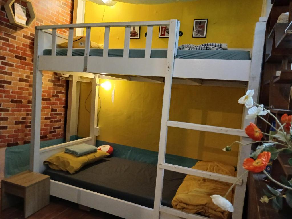 Giường trong phòng chung tại Ở Mô Dalat
