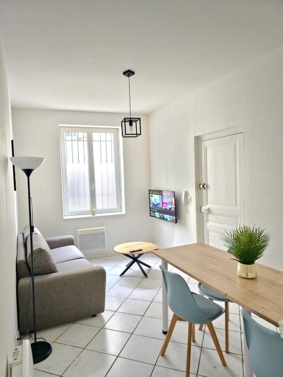 un salon avec un canapé et une table dans l'établissement Tour Est - T2 entre Cité Médiévale et Bastide, à Carcassonne