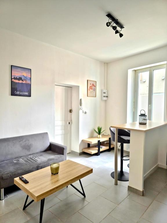 un salon avec un canapé et une table dans l'établissement Tour Ouest - T2 entre Cité Médiévale et Bastide, à Carcassonne