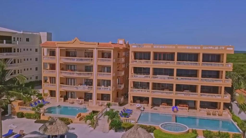 una vista aerea di un hotel con due piscine di Hol Chan Reef Oceanfront Residences a San Pedro
