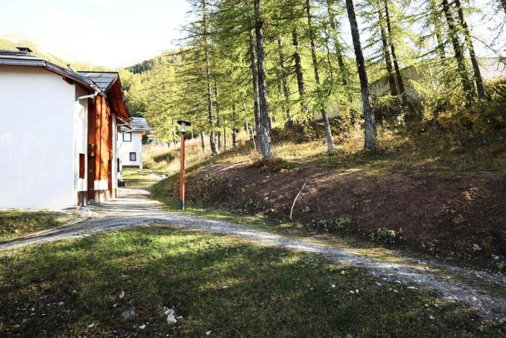 Przyroda w pobliżu tego domu w stylu alpejskim