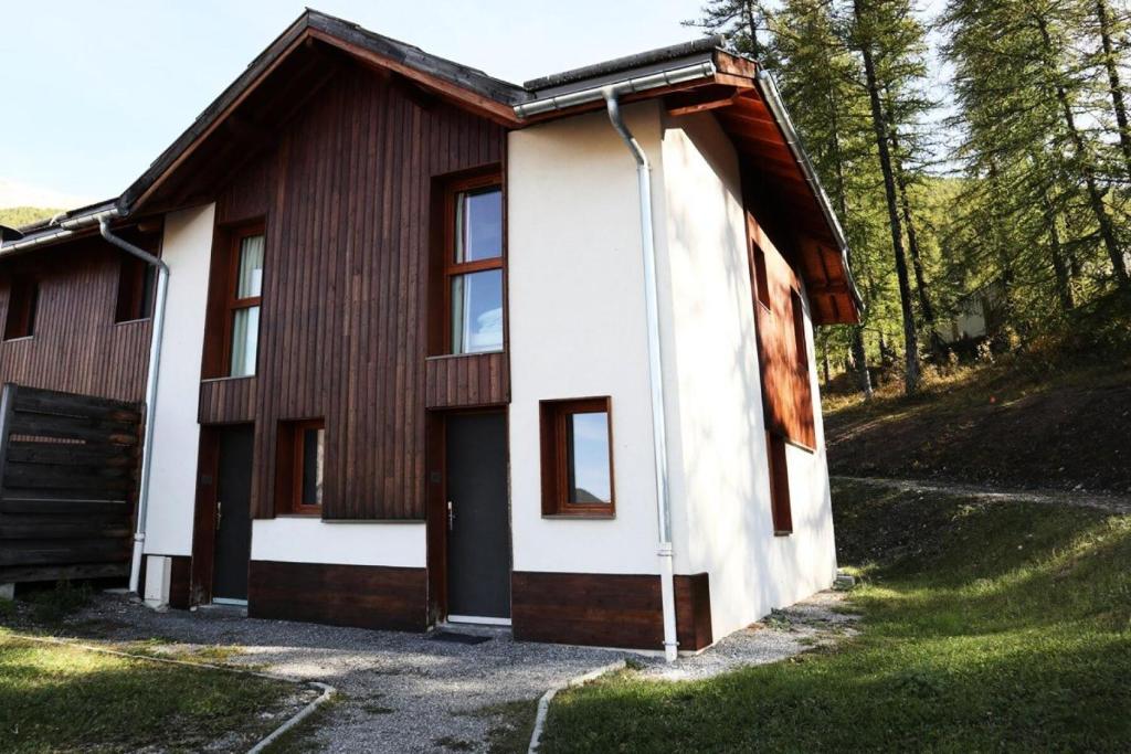 Budynek, w którym mieści się dom w stylu alpejskim