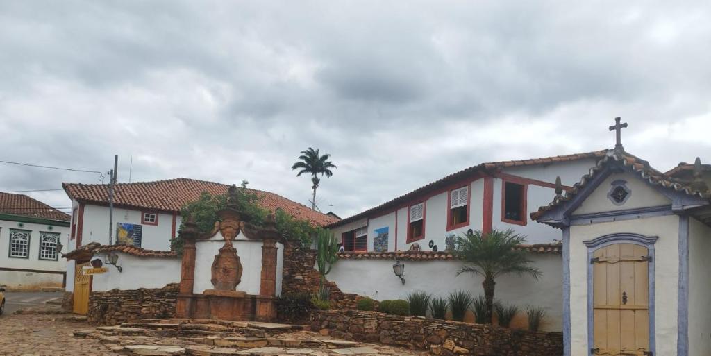 a building with a cross on the side of it at Hospedaria Vó Helena in Paracatu