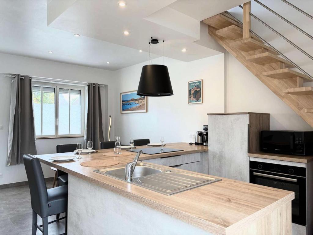 Kuchyň nebo kuchyňský kout v ubytování Résidence L09-tregastel - Vacances à quelques pas de la mer et des commerces MAE-4871