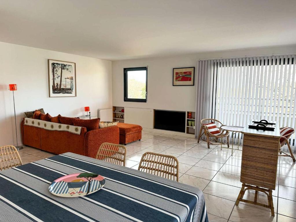 un salon avec un canapé, une table et des chaises dans l'établissement Résidence Louisiane - Arcachon: T3 moderne à deux pas de la plage MAE-5221, à Arcachon