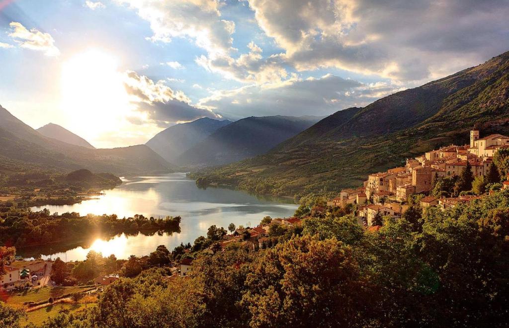 vistas a una ciudad sobre un río con montañas en Hotel Holidays, en Barrea