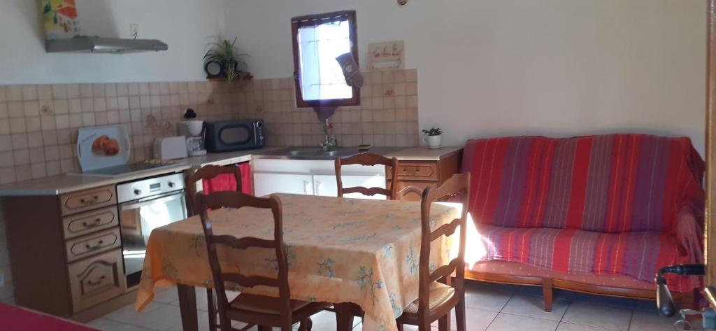 Kuchyň nebo kuchyňský kout v ubytování Gîtes des Cèdres