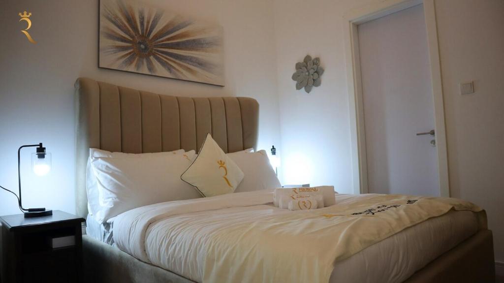 Postel nebo postele na pokoji v ubytování Cozy 2BR Masdar Pool Parking and Near Airport