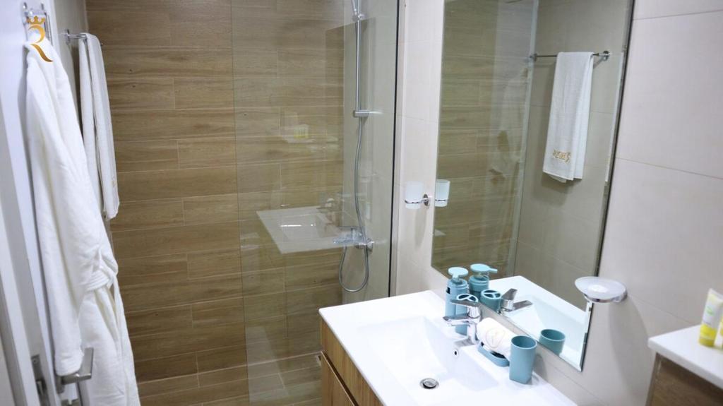 Koupelna v ubytování Cozy 2BR Masdar Pool Parking and Near Airport