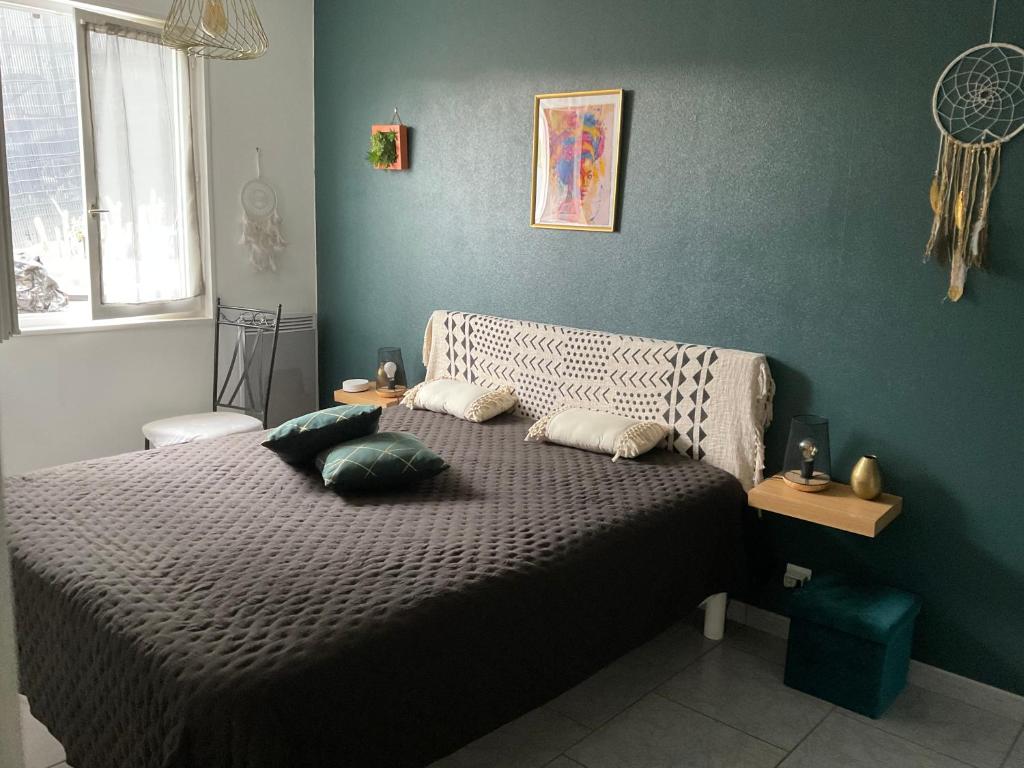 - une chambre avec un lit dans un mur bleu dans l'établissement maison landes, à Tarnos