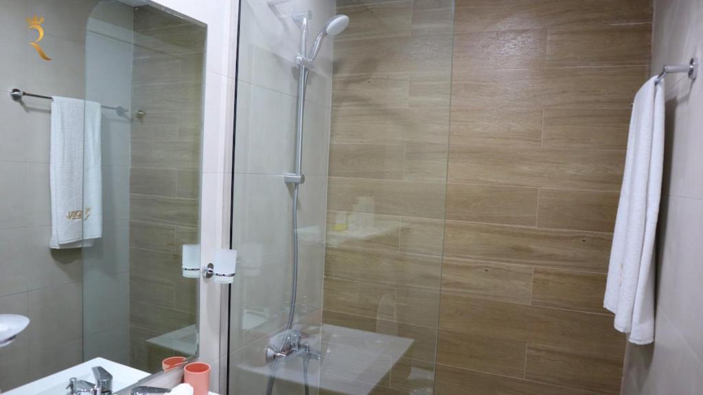 Koupelna v ubytování Cozy 2BR Masdar Pool Parking and Near Airport