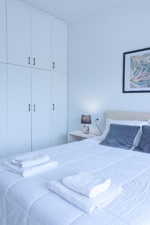 A bed or beds in a room at Dreamy Apartments Corfu