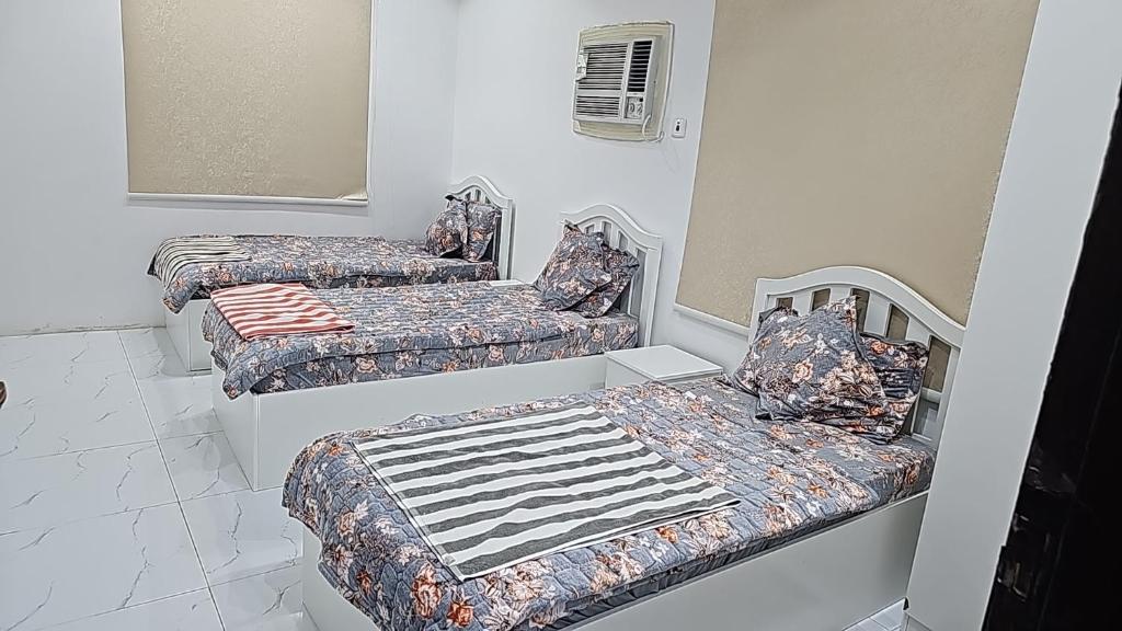 zwei Einzelbetten in einem Zimmer mit Avisor in der Unterkunft Welcome Nine 5km far from Masjid Nabawi in Medina