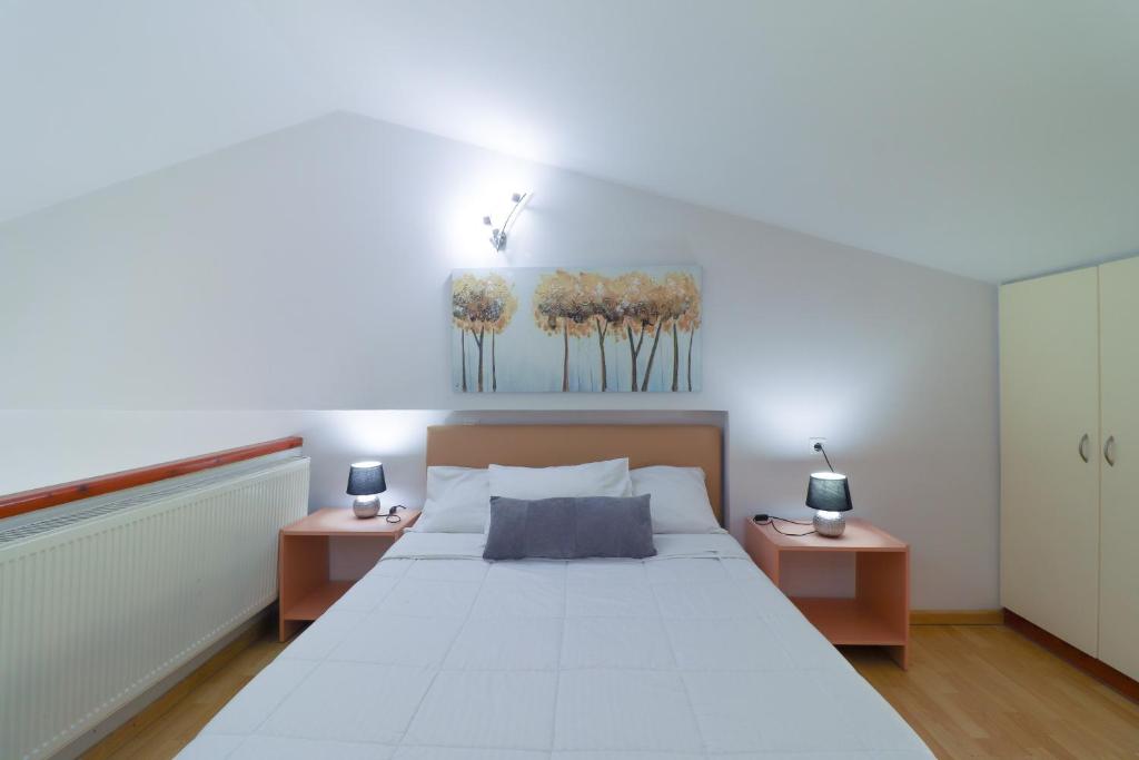 A bed or beds in a room at Dreamy Apartments Corfu