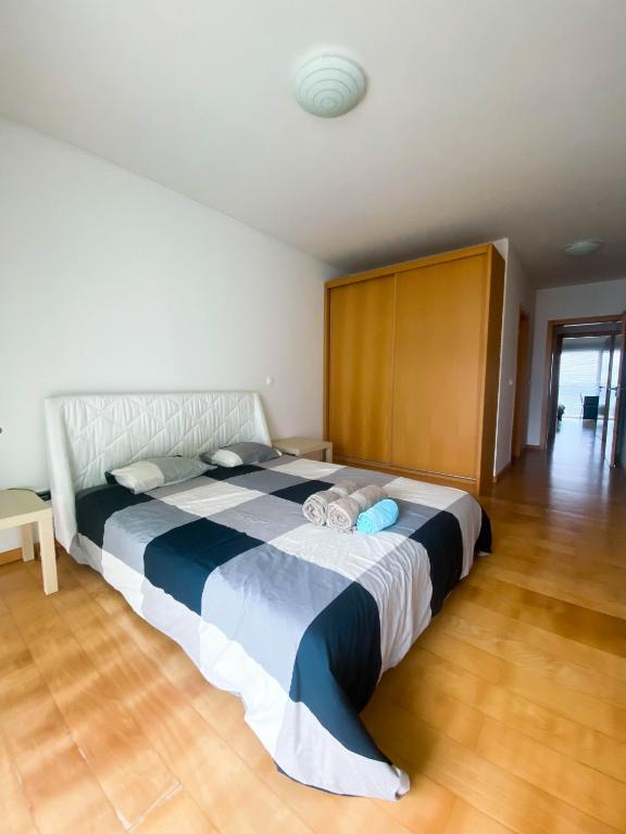 a bedroom with a large bed in a room at Amazing Views in Machico in Machico