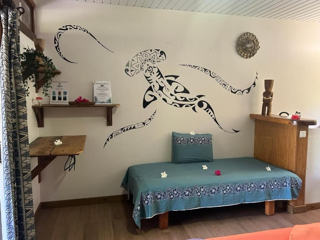 Postel nebo postele na pokoji v ubytování Pension Bounty Rangiroa - Art Gallery & Tropical Garden